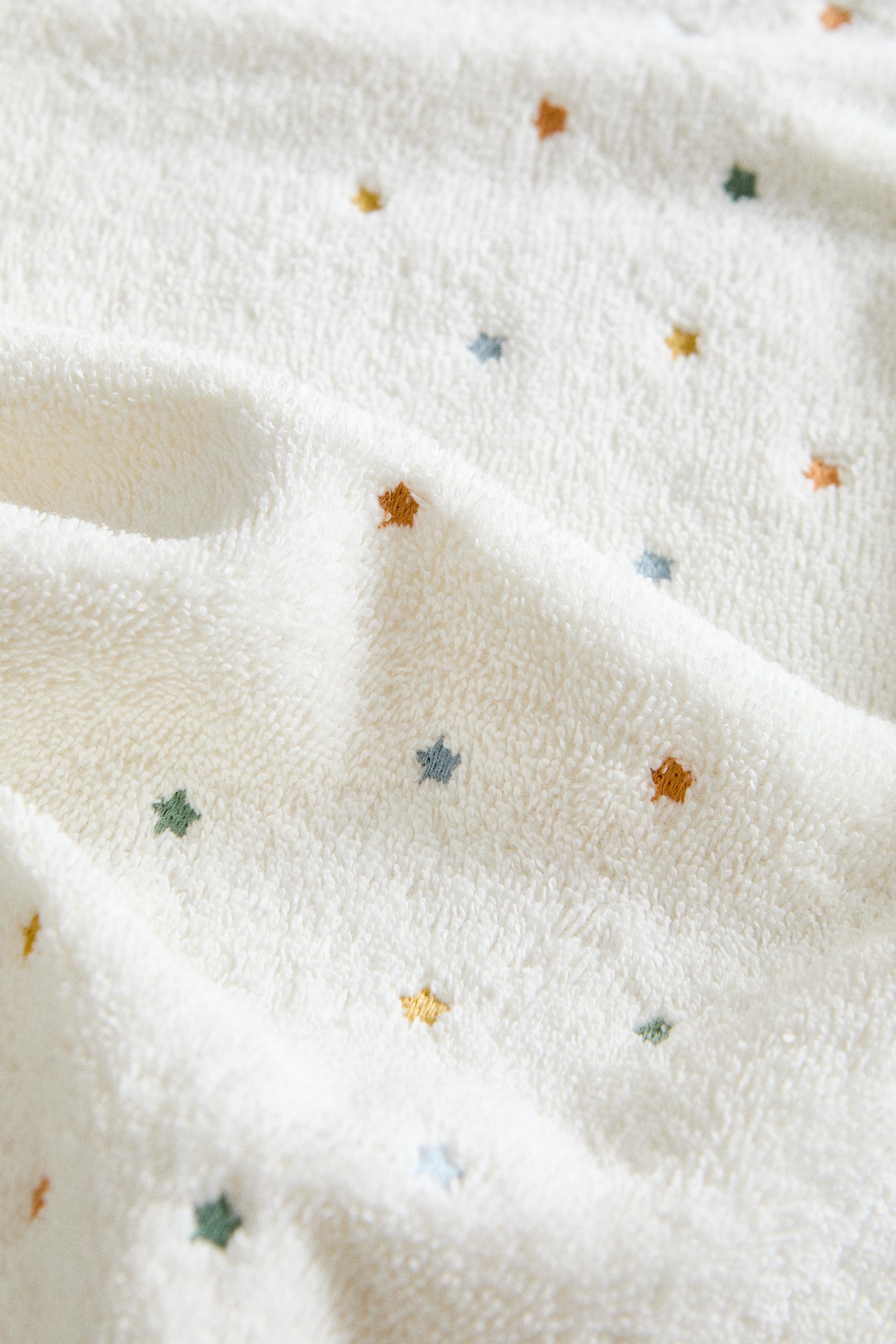 CHILDREN'S BATH TOWEL WITH POMPOMS